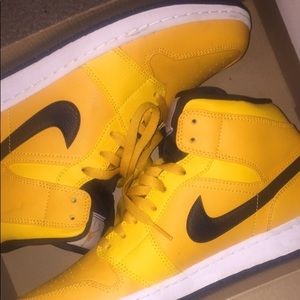 Jordan 1 university Gold Mids